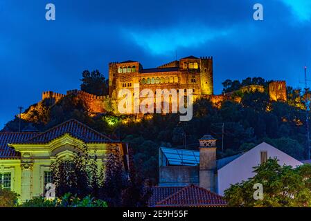 Vue sur le château de Leiria au coucher du soleil, donnant sur la vieille ville du Portugal Banque D'Images