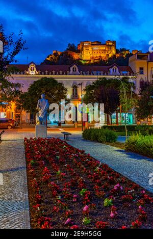 Vue sur le château de Leiria au coucher du soleil, donnant sur la vieille ville du Portugal Banque D'Images