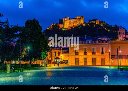 Vue sur le château de Leiria au coucher du soleil, donnant sur la vieille ville du Portugal Banque D'Images