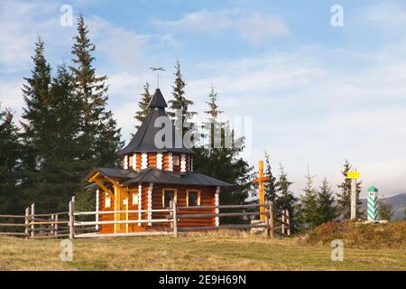 Petite église ou chapelle en bois dans les montagnes carpathes d'Ukraine Banque D'Images