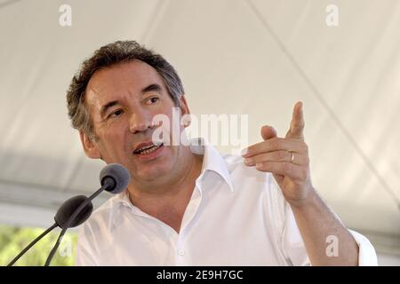 Le dirigeant de l'UDF François Bayrou et ses invités Michel Rocard , Michel Barnier et Jean-Marie Cavada fréquentent l'université d'été de l'UDF à la Grande Motte, dans le sud de la France, le 1er septembre 2006. Photo de Pascal Parrot/ABACAPRESS.COM Banque D'Images