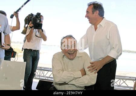 Le dirigeant de l'UDF François Bayrou et ses invités Michel Rocard , Michel Barnier et Jean-Marie Cavada fréquentent l'université d'été de l'UDF à la Grande Motte, dans le sud de la France, le 1er septembre 2006. Photo de Pascal Parrot/ABACAPRESS.COM Banque D'Images