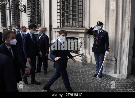 Rome, Italie. 4 février 2021. Le Premier ministre italien sortant Giuseppe Conte (2e R) fait la vague après une conférence de presse à Rome, en Italie, le 4 février 2021. Giuseppe Conte a annoncé jeudi son soutien à un gouvernement dirigé par le Premier ministre désigné Mario Draghi. Crédit: Alberto Lingria/Xinhua/Alay Live News Banque D'Images