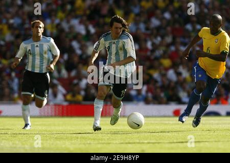 Le Lionel Messi de l'Argentine en action pendant le match international amical, le Brésil contre l'Argentine à Emirates Stadium, à Londres, Royaume-Uni, le 3 septembre 2006.le Brésil a gagné 3-0. Photo de Christian Liewig/ABACAPRESS.COM Banque D'Images