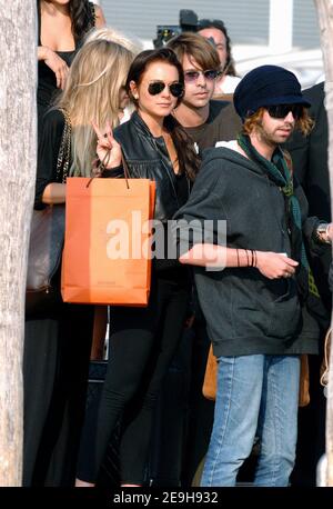 L'actrice AMÉRICAINE Lindsay Lohan et son petit ami (t-shirt bleu), qui se seraient engagés ou se seraient mariés pendant le week-end à Hawaï arrivent au 63e Festival annuel du film de Venise où elle doit promouvoir son nouveau film 'Bobby', à Venise, en Italie, le 4 septembre 2006. Photo de Nicolas Khayat/ABACAPRESS.COM Banque D'Images