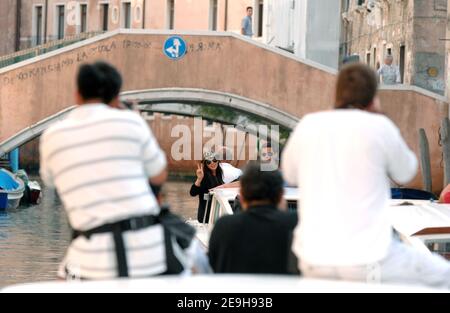 L'actrice AMÉRICAINE Lindsay Lohan et son petit ami (t-shirt bleu), qui se seraient engagés ou se seraient mariés pendant le week-end à Hawaï arrivent au 63e Festival annuel du film de Venise où elle doit promouvoir son nouveau film 'Bobby', à Venise, en Italie, le 4 septembre 2006. Photo de Nicolas Khayat/ABACAPRESS.COM Banque D'Images