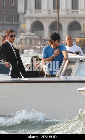 L'actrice AMÉRICAINE Lindsay Lohan et son petit ami (t-shirt bleu), qui se seraient engagés ou se seraient mariés pendant le week-end à Hawaï arrivent au 63e Festival annuel du film de Venise où elle doit promouvoir son nouveau film 'Bobby', à Venise, en Italie, le 4 septembre 2006. Photo de Nicolas Khayat/ABACAPRESS.COM Banque D'Images