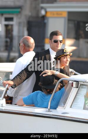 L'actrice AMÉRICAINE Lindsay Lohan et son petit ami (t-shirt bleu), qui se seraient engagés ou se seraient mariés pendant le week-end à Hawaï arrivent au 63e Festival annuel du film de Venise où elle doit promouvoir son nouveau film 'Bobby', à Venise, en Italie, le 4 septembre 2006. Photo de Nicolas Khayat/ABACAPRESS.COM Banque D'Images