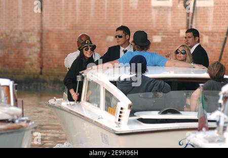 L'actrice AMÉRICAINE Lindsay Lohan et son petit ami (t-shirt bleu), qui se seraient engagés ou se seraient mariés pendant le week-end à Hawaï arrivent au 63e Festival annuel du film de Venise où elle doit promouvoir son nouveau film 'Bobby', à Venise, en Italie, le 4 septembre 2006. Photo de Nicolas Khayat/ABACAPRESS.COM Banque D'Images