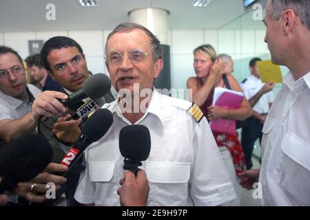 Jacques Rosay, le pilote d'essai en chef et capitaine du vol d'essai Super Jumbo Airbus A380, donne une interview aux médias à l'aéroport de Toulouse, en France, le 4 septembre 2006. Photo de Manuel Blondeau/ABACAPRESS.COM Banque D'Images