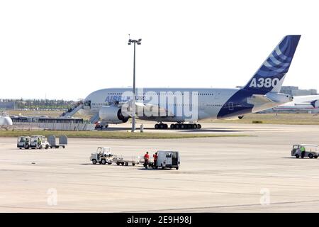 Les 474 employés d'Airbus, passagers du vol d'essai Super Jumbo Airbus A380 débarquent à l'aéroport de Toulouse, France, le 4 septembre 2006. Photo de Manuel Blondeau/ABACAPRESS.COM Banque D'Images