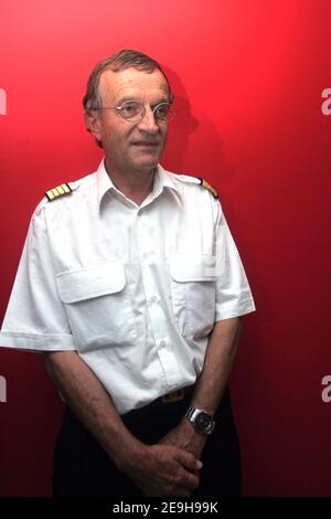 Jacques Rosay, capitaine de l'Airbus A380 Super Jumbo, est photographié après le premier vol passager, à l'aéroport de Toulouse, en France, le 4 septembre 2006. Photo de Manuel Blondeau/ABACAPRESS.COM Banque D'Images