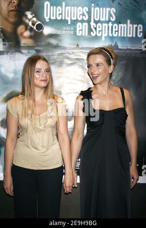 Les actrices françaises Juliette Binoche et Sara Forestier se posent à la première de leur nouveau film "Quelques jours en septembre" à l'UGC Elysee Biarritz à Paris le 4 septembre 2006. Photo de Thierry Orban/ABACAPRESS.COM Banque D'Images