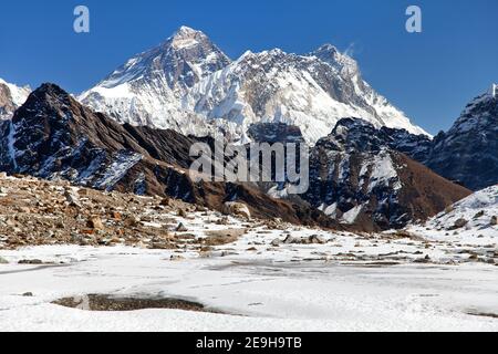Vue panoramique sur Everest, Lhotse et Nuptse depuis le col de Renjo, chemin vers le camp de base de l'Everest et trois passes trek, vallée de Khumbu, Solukhumbu, Sagarmatha na Banque D'Images