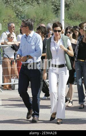 Antoine de Caunes et sa petite amie Daphne Roulier arrivent à la projection « UN guide pour reconnaître vos saints » lors du 32ème Festival américain du film de Deauville, à Deauville, le 5 septembre 2006. Photo par Nikola Kis Derdei/ABACAPRESS.COM Banque D'Images