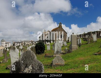 Les pierres tombales anciennes et la vieille chapelle du cimetière de Barmidi St Ives Cornouailles Angleterre à l'occasion D'UNE Sunny été Day avec quelques-uns Les nuages dans le ciel Banque D'Images