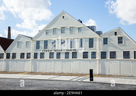 Façade avant de la maison du mât supérieur / Masthouse; bâtiment en bois avec revêtement de bateau. Chatham Historic dockyard Angleterre Royaume-Uni. (121) Banque D'Images