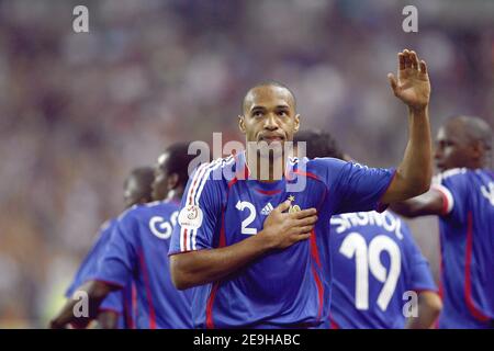 Thierry Henry, ancien buteur d'Arsenal et de France, a annoncé sa retraite du football après 20 ans de carrière chargée de trophées pour occuper un rôle dans les médias. Le gagnant de la coupe du monde 1998, 37, a quitté les Red Bulls de New York ce mois-ci, mais il a été spéculé sur le choix de jouer dans un autre club. Photo du dossier : Thierry Henry, de France, célèbre son but lors du match de qualification du groupe B de la coupe d'Europe de l'UEFA 2008 France contre Italie, au Stade de France à Saint-Denis, au nord de Paris. La France a gagné 3-1, le 6 septembre 2006. Photo de Christian Liewig/ABACAPRESS.COM Banque D'Images