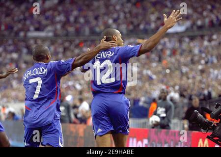 Thierry Henry, de France, célèbre après avoir obtenu le deuxième but lors du match de qualification du groupe B de la coupe d'Europe de l'UEFA 2008, France contre Italie, au Stade de France à Saint-Denis, dans le nord de Paris. La France a gagné 3-1, le 6 septembre 2006. Photo de Christian Liewig/ABACAPRESS.COM Banque D'Images