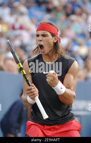 Rafael Nadal d'Espagne a battu par Michael Youzhny de Russie dans leur quart de finale du tournoi de tennis US Open qui s'est tenu au stade Arthur Ashe à Flushing Meadows, New York City, NY, USA, le 6 septembre 2006. Photo de Lionel Hahn/Cameleon/ABACAPRESS.COM Banque D'Images