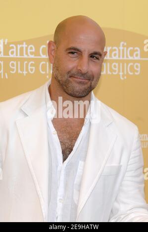 Stanley Tucci, membre du casting, pose pour des photos pendant la séance photo de son nouveau film « Devil Wears Prada » au 63e Festival annuel du film de Venise à Venise, en Italie, le 7 septembre 2006. Photo de Nicolas Khayat/ABACAPRESS.COM Banque D'Images