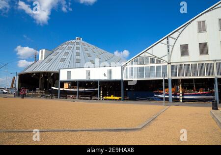 Façade avant et entrée de la tour de bateau numéro 3 (grand espace) à gauche et à droite, tour de bateau numéro 4 (glissade couverte). Chatham Historic dockyard Angleterre Royaume-Uni. (121) Banque D'Images