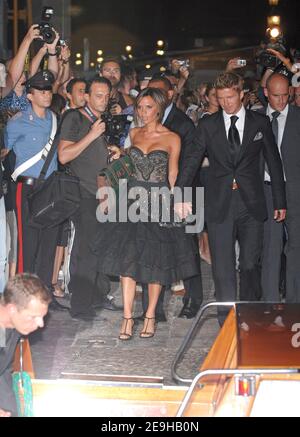 David Beckham, superstar du football britannique, et son épouse Victoria quittent l'hôtel Danieli en bateau-taxi pour assister à leur fête de lancement de parfum 'intimement Bekcham' à Venise, Italie, le 7 septembre 2006. Photo de Nicolas Khayat/ABACAPRESS.COM Banque D'Images