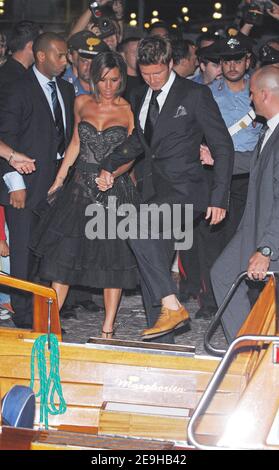 David Beckham, superstar du football britannique, et son épouse Victoria quittent l'hôtel Danieli en bateau-taxi pour assister à leur fête de lancement de parfum 'intimement Bekcham' à Venise, Italie, le 7 septembre 2006. Photo de Nicolas Khayat/ABACAPRESS.COM Banque D'Images