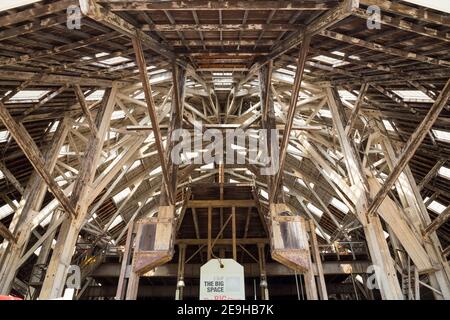 PAS DE 3 SLIP: LE GRAND ESPACE. Le feuillet numéro trois au chantier naval historique / chantier naval de Chatham dans le Kent. ROYAUME-UNI. Construit en 1838, il s'agissait de la plus grande structure en bois d'envergure d'Europe. (121) Banque D'Images