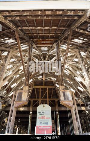 PAS DE 3 SLIP: LE GRAND ESPACE. Le feuillet numéro trois au chantier naval historique / chantier naval de Chatham dans le Kent. ROYAUME-UNI. Construit en 1838, il s'agissait de la plus grande structure en bois d'envergure d'Europe. (121) Banque D'Images