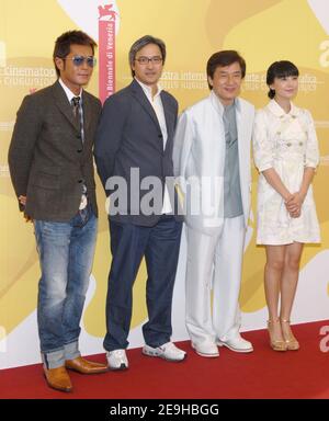 Le réalisateur Benny Chan pose avec son frère Jacky Chan, membre du casting, et Louis Koo et Gao Yuanyuan, lors de la séance photo, leur nouveau film « Rob-B-Hood » au 63e Festival annuel du film de Venise, à Venise, en Italie, le 7 septembre 2006. Photo de Nicolas Khayat/ABACAPRES.COM Banque D'Images