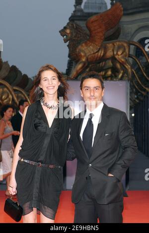 L'actrice française Charlotte Gainsbourg pose avec son mari Yvan Attal lorsqu'ils arrivent à la première de son nouveau film 'Nuovomondo' au 63e Festival annuel du film de Venise, à Venise, en Italie, le 8 septembre 2006. Photo de Nicolas Khayat/ABACAPRES.COM Banque D'Images