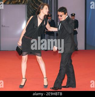 L'actrice française Charlotte Gainsbourg pose avec son mari Yvan Attal lorsqu'ils arrivent à la première de son nouveau film 'Nuovomondo' au 63e Festival annuel du film de Venise, à Venise, en Italie, le 8 septembre 2006. Photo de Nicolas Khayat/ABACAPRES.COM Banque D'Images