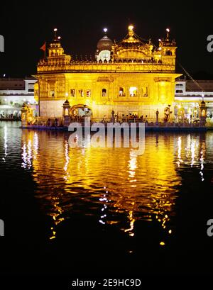 Vue nocturne de Temple d'Or - lieu saint des sikhs à Amritsar - Inde Banque D'Images