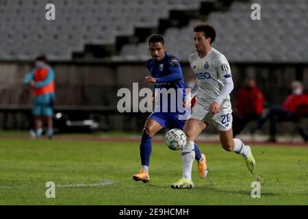 Oeiras, Portugal. 4 février 2021. Felipe Anderson du FC Porto (R ) vies avec Diogo Calila de Belenenses SAD pendant le match de football de la Ligue portugaise entre Belenenenenses SAD et FC Porto au stade de Jamor à Oeiras, Portugal, le 4 février 2021. Crédit : Pedro Fiuza/ZUMA Wire/Alay Live News Banque D'Images