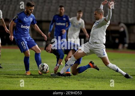 Oeiras, Portugal. 4 février 2021. Pepe du FC Porto (R ) vies avec Miguel Cardoso de Belenenses SAD lors du match de football de la Ligue portugaise entre Belenenenses SAD et le FC Porto au stade de Jamor à Oeiras, Portugal, le 4 février 2021. Crédit : Pedro Fiuza/ZUMA Wire/Alay Live News Banque D'Images