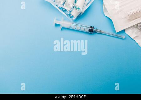 Flacons de vaccin Covid-19 corona cirus 2019-ncov avec seringues. Vaccination, traitement de l'infection pendant une pandémie. Vue de dessus du médicament pour injection Banque D'Images