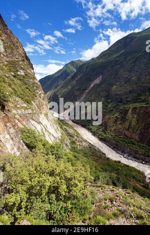 Rio Apurimac, Apurimac est la partie supérieure du longiste et la plus grande rivière amazonienne, vue du sentier de randonnée Choquequirao, région de Cuzco, Andes péruviennes Banque D'Images