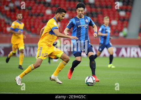 DOHA, QATAR - FÉVRIER 04 : Diego Reyes de Tigres UANL est chassé par Ji-hyeon Kim d'Ulsan Hyundai pendant Tigres UANL / Ulsan Hyundai FC le 4 février 2021 à Doha, Qatar. (Photo de Colin McPhedran/MB Media) Banque D'Images