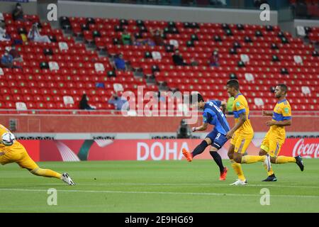 DOHA, QATAR - FÉVRIER 04: JI-hyeon Kim d'Ulsan Hyundai va pour but pendant Tigres UANL / Ulsan Hyundai FC le 4 février 2021 à Doha, Qatar. (Photo de Colin McPhedran/MB Media) Banque D'Images