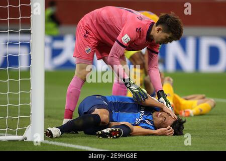 DOHA, QATAR - FÉVRIER 04 : Hyeon-woo JO d'Ulsan Hyundai tente de réconforter son coéquipier Kee-hee Kim après un affrontement de têtes pendant Tigres UANL / Ulsan Hyundai FC le 4 février 2021 à Doha, Qatar. (Photo de Colin McPhedran/MB Media) Banque D'Images