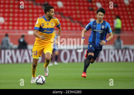 DOHA, QATAR - FÉVRIER 04 : Diego Reyes de Tigres UANL est chassé par Ji-hyeon Kim d'Ulsan Hyundai pendant Tigres UANL / Ulsan Hyundai FC le 4 février 2021 à Doha, Qatar. (Photo de Colin McPhedran/MB Media) Banque D'Images