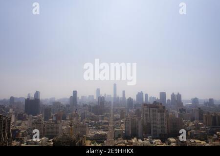 Vue aérienne de la pollution atmosphérique des PM2,5 dans la ville de Kaohsiung, à Taïwan. Banque D'Images