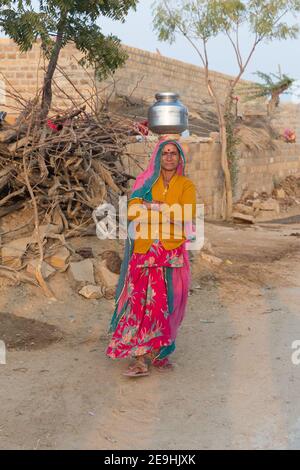 Inde Jaisalmer Portrait d'une femme portant un pichet à eau sur la tête, Banque D'Images