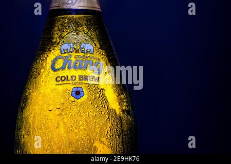 BANGKOK, THAÏLANDE, JUIN 01 2020, la bouteille de bière de marque Chang, gros plan. Une boisson alcoolisée thaïlandaise traditionnelle - bière froide avec le logo Chang. Banque D'Images