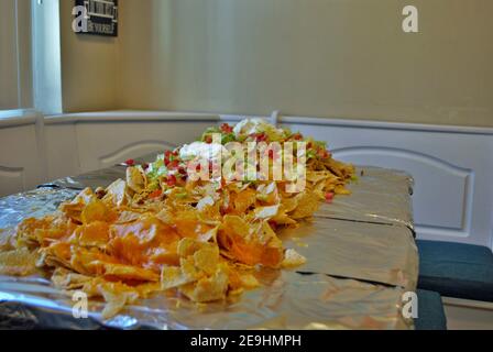 Table de cuisine Nacho table enveloppée de papier aluminium et couverte avec nachos Banque D'Images