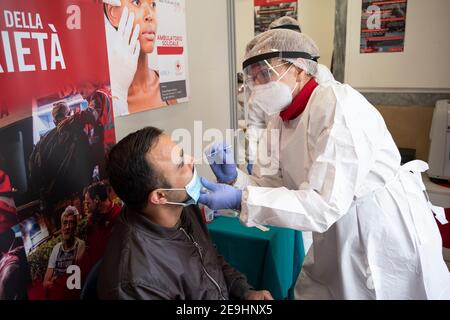 Naples, Italie. 04e fév. 2021. Croce Rossa Italiana à Naples donne des tests d'écouvillonnage gratuits aux sans-abri et aux personnes qui ne peuvent pas se les permettre, deux fois par semaine, sur la Piazza Mercato. (Photo par Vincenzo Noletto/Pacific Press/Sipa USA) crédit: SIPA USA/Alay Live News Banque D'Images