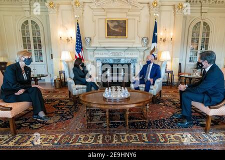 Washington, États-Unis d'Amérique. 04e fév. 2021. Le président américain Joe Biden, au centre, lors d'une réunion au département d'État Harry S. Truman Building le 4 février 2021 à Washington, DC. De gauche à droite se trouvent : la conseillère en sécurité nationale du vice-président Nancy McEldowney, le vice-président Kamala Harris, le président Biden et le secrétaire d'État Antony Blinken. Credit: Planetpix/Alamy Live News Banque D'Images