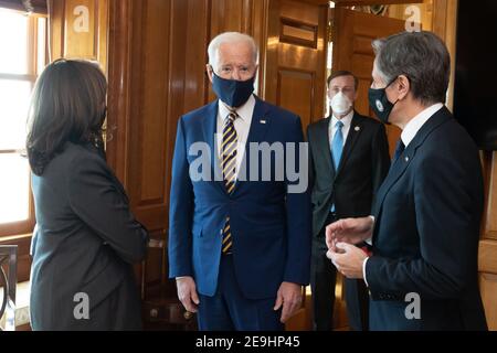 Washington, États-Unis d'Amérique. 05 février 2021. Le secrétaire d'État américain, Antony Blinken, à droite, rencontre le président Joe Biden et le vice-président Kamala Harris au département d'État Harry S. Truman Building le 4 février 2021 à Washington, DC. Credit: Planetpix/Alamy Live News Banque D'Images