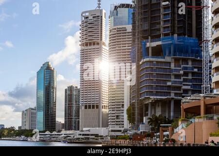 Le paysage urbain emblématique de Brisbane le long du fleuve Brisbane avec le reflet solaire des bâtiments du Queensland le 31 janvier 2021 Banque D'Images